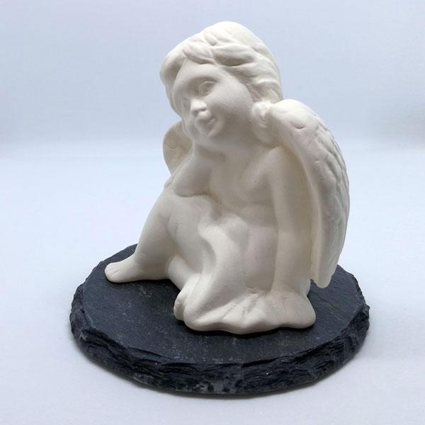 Enkeli liuskekivialustalla