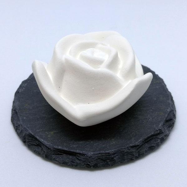 Ruusu liuskekivialustalla