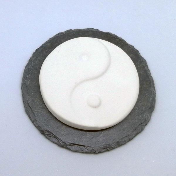 Tuoksukivi Yin Yang liuskekivialustalla