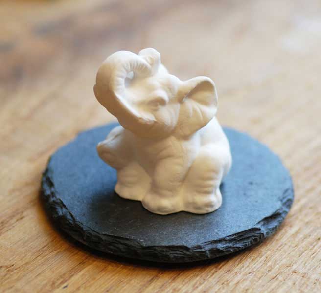 Elefantti liuskekivialustalla