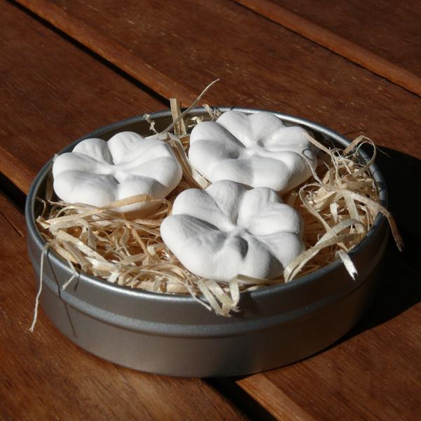 Neliapilan muotoiset tuoksukivet metallipurkissa