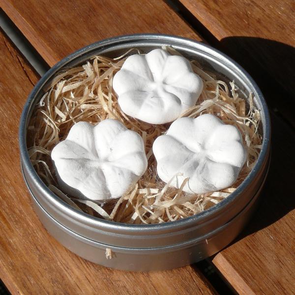 Neliapilan muotoiset tuoksukivet metallipurkissa