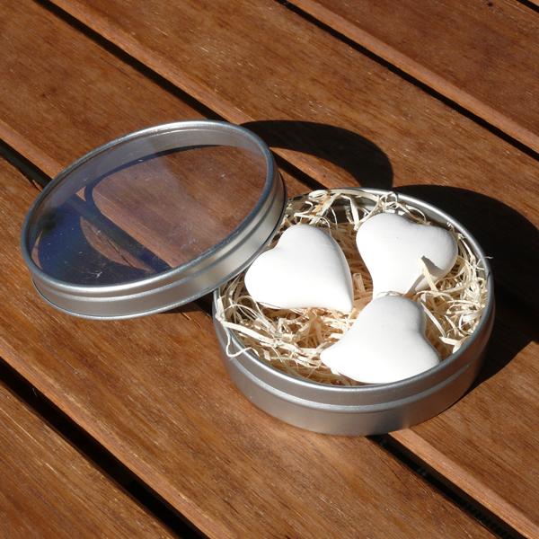 Sydämenmuotoiset tuoksukivet metallipurkissa