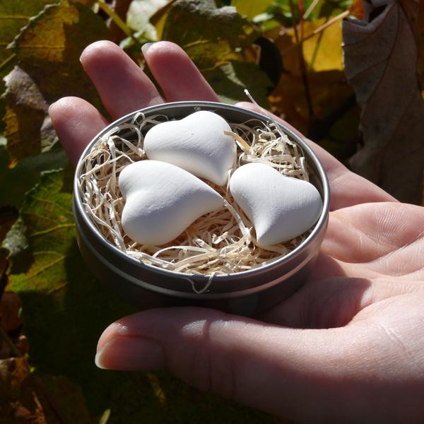 Sydämenmuotoiset tuoksukivet metallipurkissa