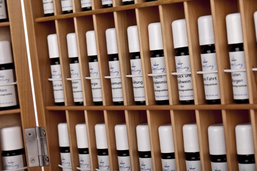 Puusalkku täytettynä 96 eteerisellä öljyllä