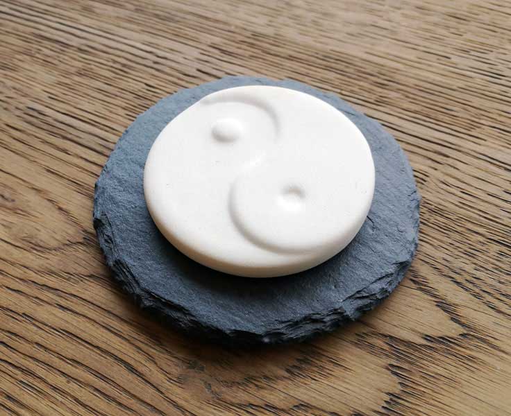 Tuoksukivi Yin Yang liuskekivialustalla